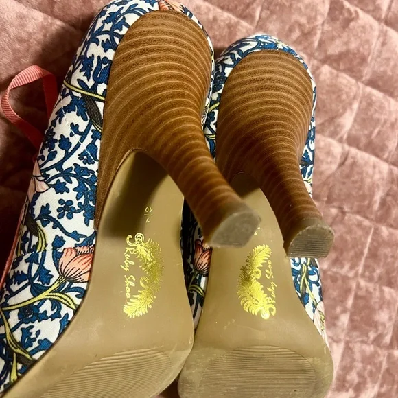 Floral Patterned Heels with Pink Accents - Picture 7 of 9